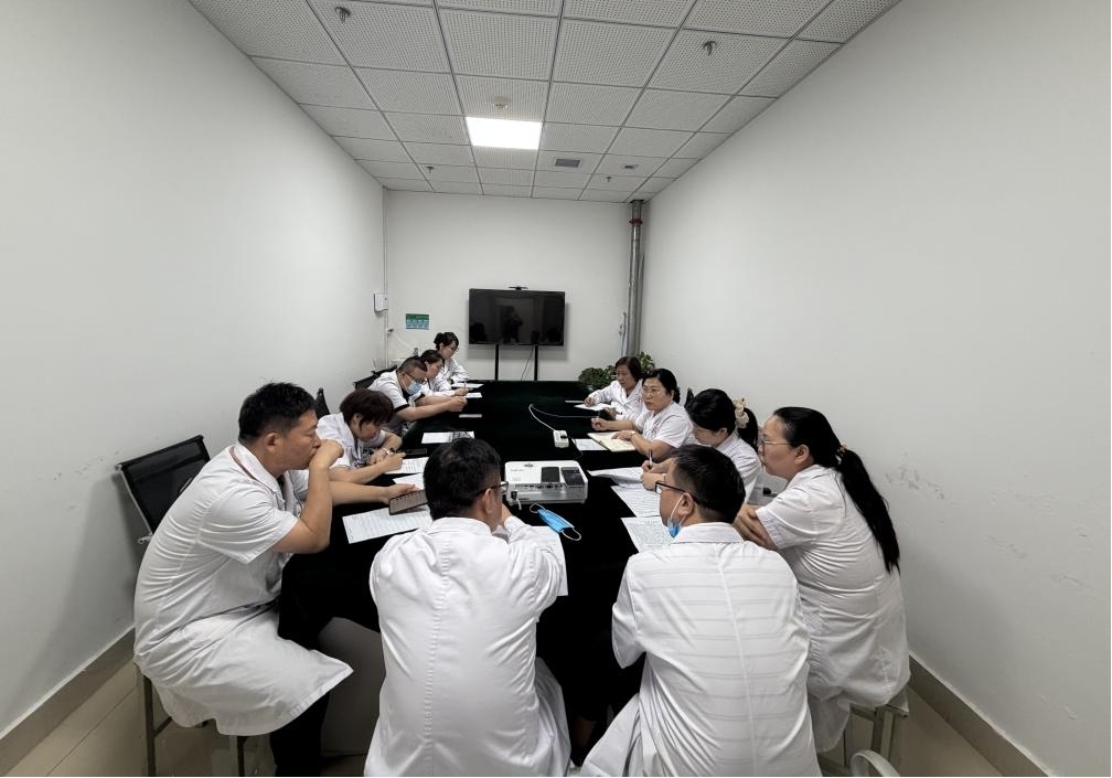 吐鲁番市人民医院、援疆专家、省内权威专家三方联动，线上线下协同，紧急会诊ICU一例危重患者。吐鲁番市人民医院供图