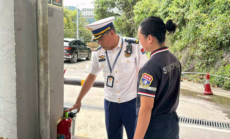 对加油站内的灭火器材进行检查。受访单位供图