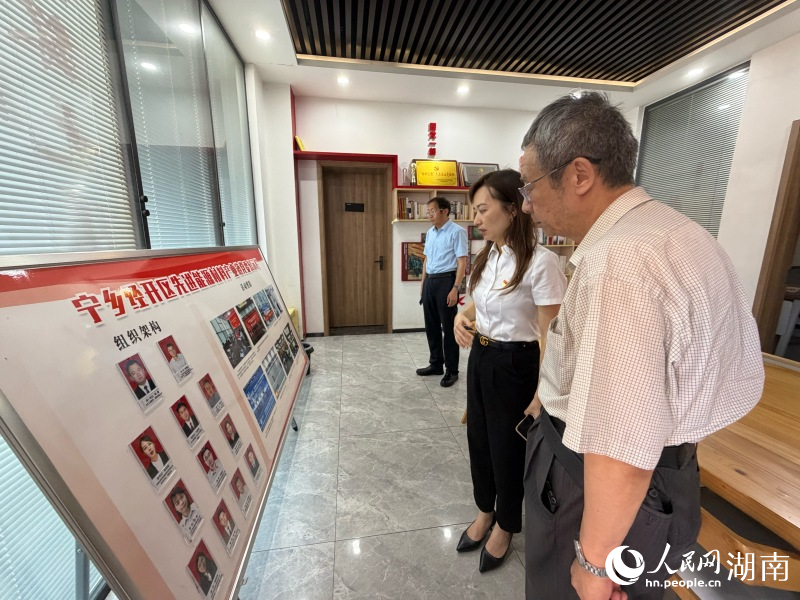 中伟新能源介绍党支部情况。人民网记者 林洛頫摄