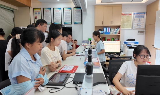 工作人员、志愿者为提供业务引导服务。朱婷摄