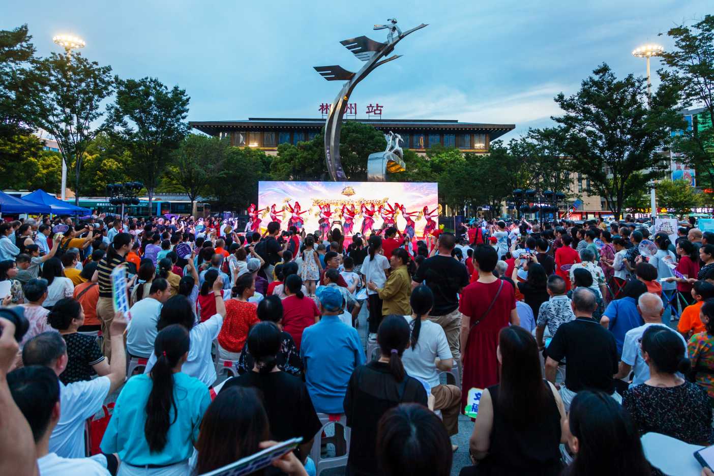 2026年6月20日，“爱我郴州爱我家 文明花开进万家”活动在郴州火车站广场举行，现场同步启动“爱我郴州爱我家”全民开放麦首场线下预选赛。单位供图