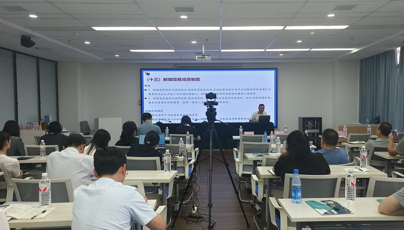 律师进园区开展法律培训。岳阳市司法局供图