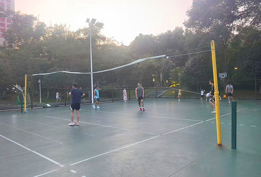 群众在恢复后的硬排场地锻炼。受访者供图
