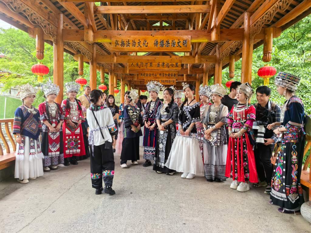 巾帼文旅推介官凤凰竹山苗寨沉浸式教学(单位供图）