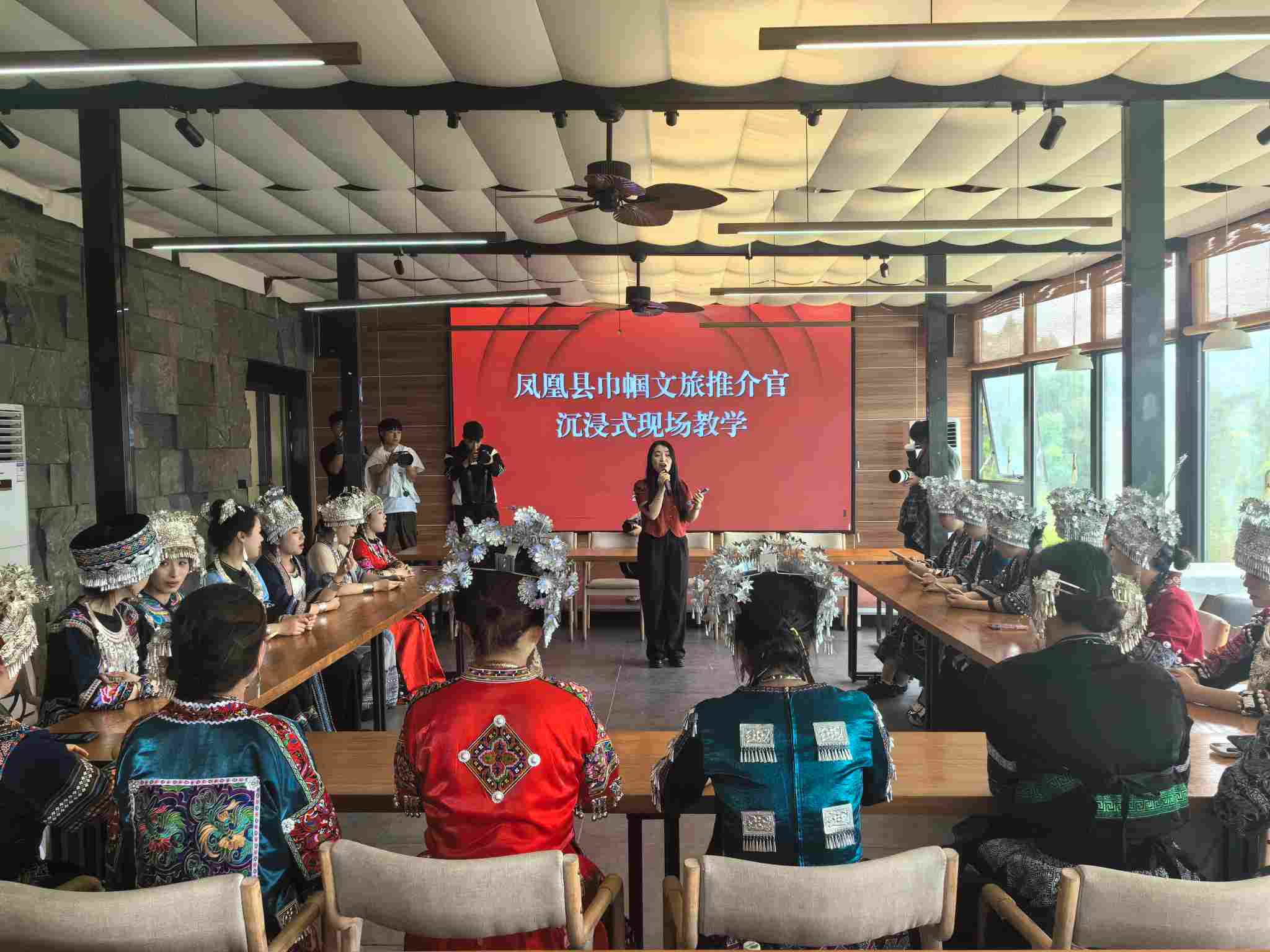 凤凰县巾帼文旅推介官教学现场(单位供图）