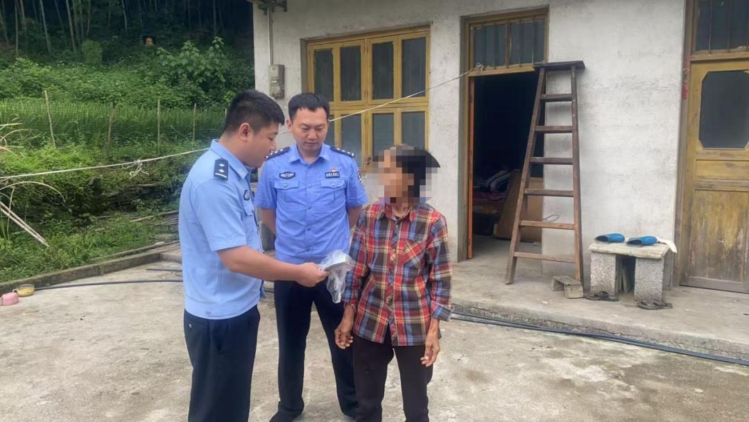 民警在现场安抚吴女士。单位供图
