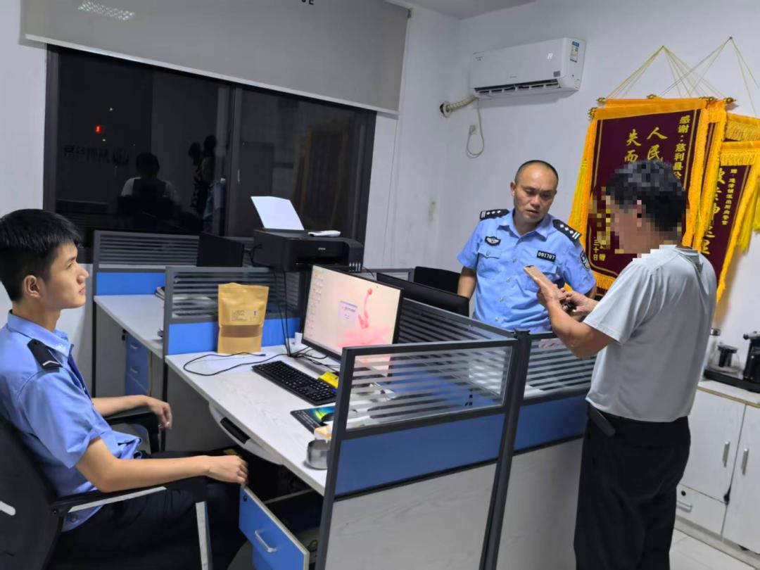 李老板在慈利县公安局通津铺派出所求助民警。单位供图