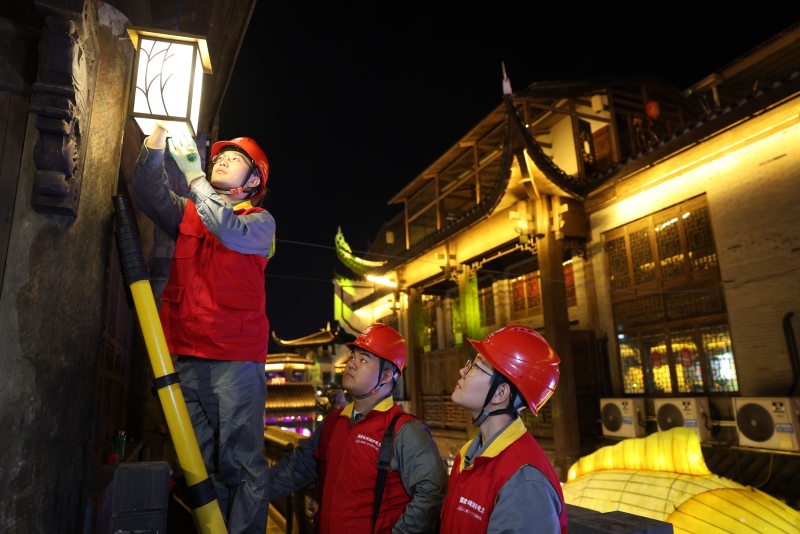 国网张家界供电公司员工在张家界市永定区对七十二奇楼景区供电设备进行夜间安全用电检查。杜瑜 摄