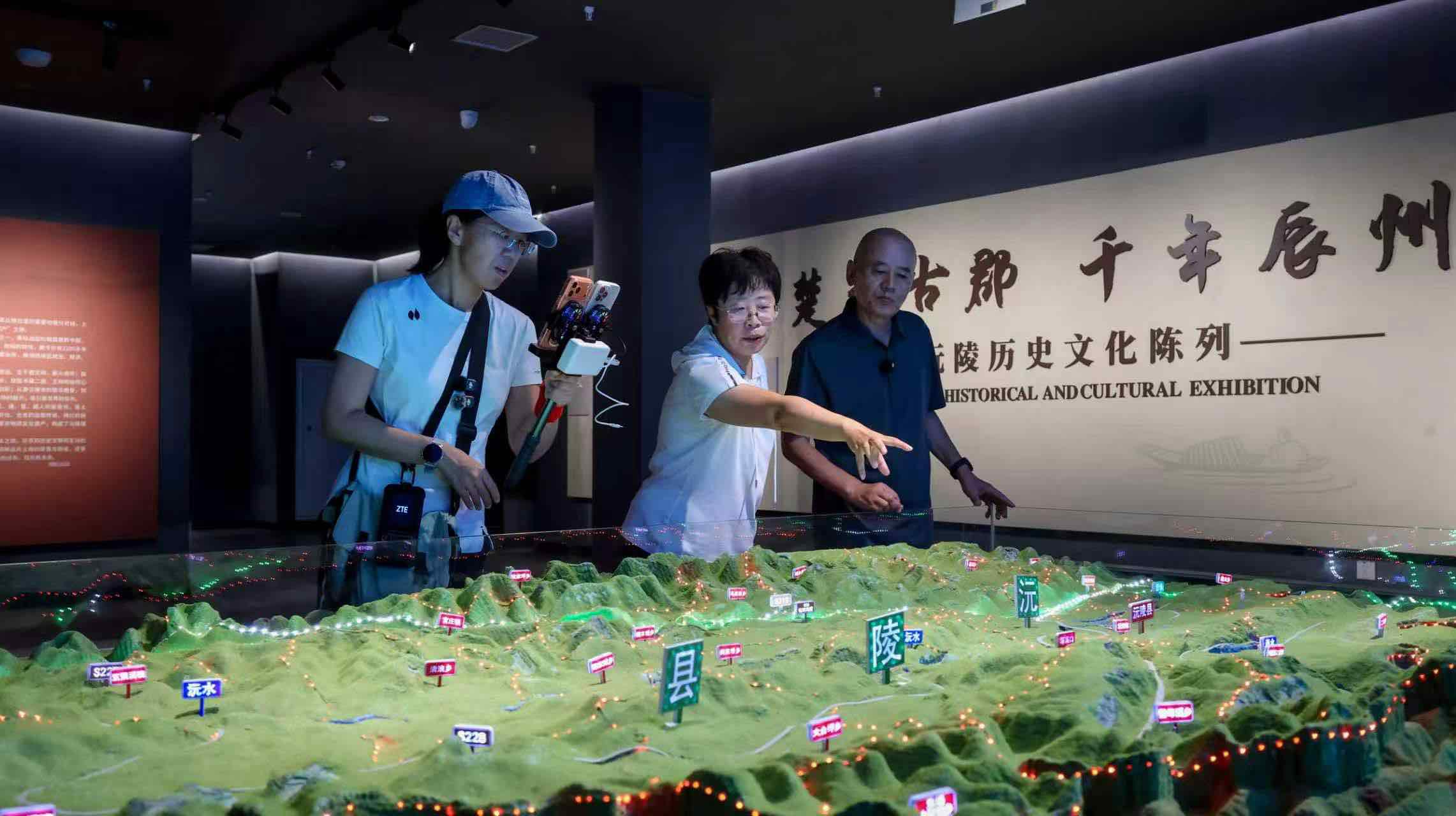 蒙曼考察沅陵博物馆。受访单位供图