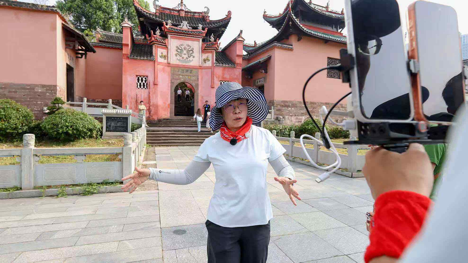 蒙曼在龙兴讲寺讲学，五百年前王阳明曾在此首讲“致良知”。受访单位供图