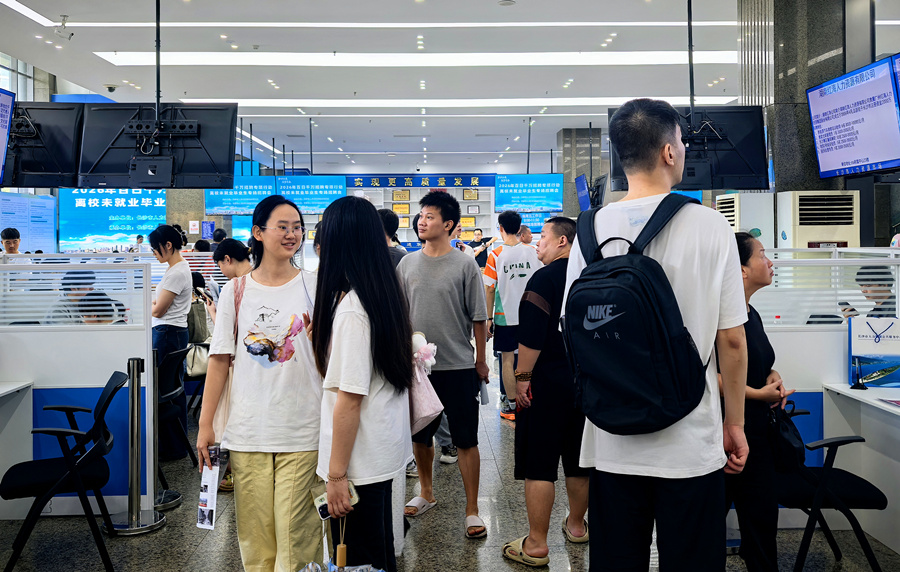 招聘会现场。长沙市人社局供图
