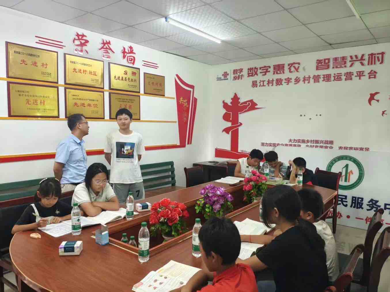 暑期托管班课堂，开展少年儿童关爱服务。周钦耀摄