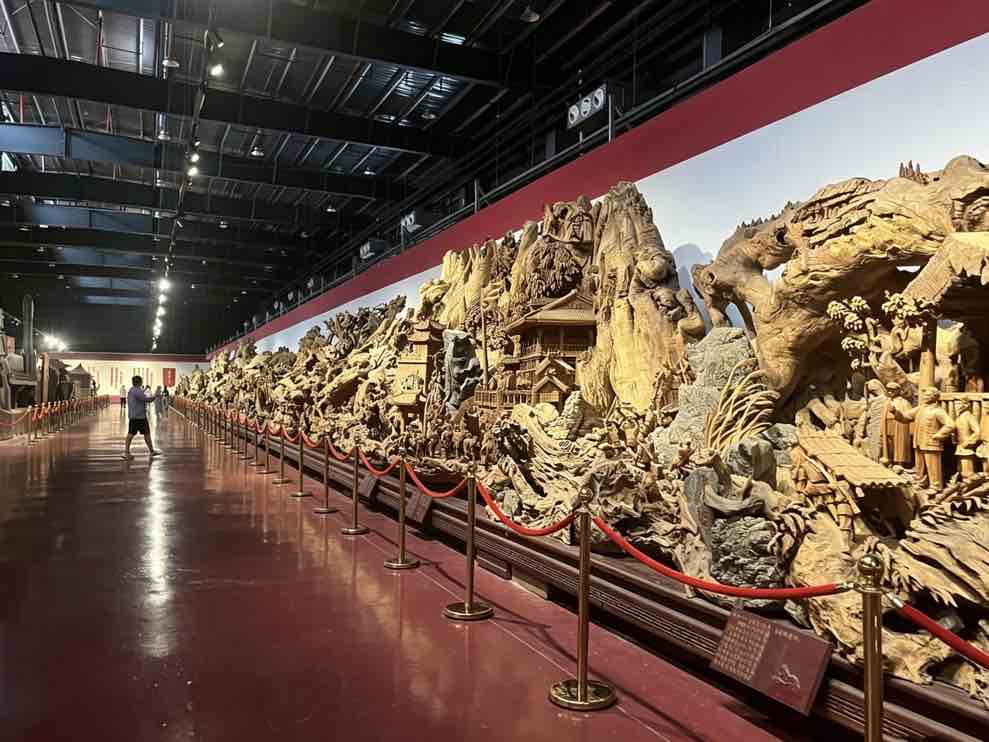 長征主題根雕作品，全長100米，由70多位工匠歷時3年完成。李林攝