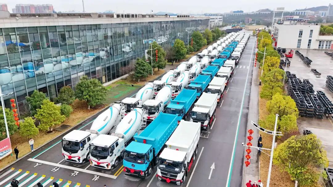 三一專用汽車新車批量交付。申興剛攝