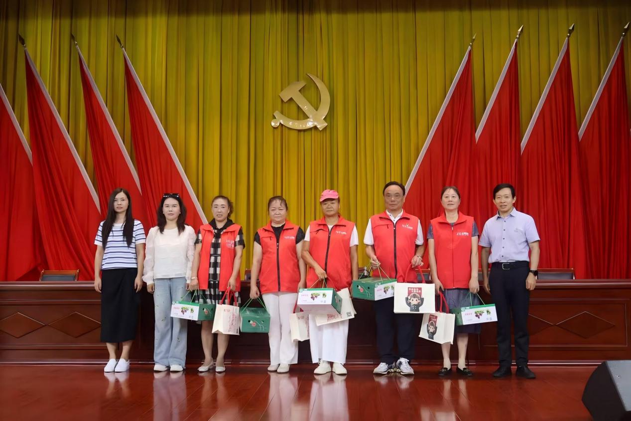 活动现场为专职雷锋志愿者代表送上慰问物资。单位供图