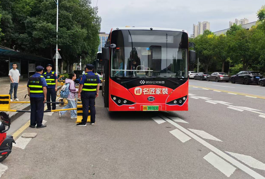 学生乘坐校园定制公交。谢万强摄