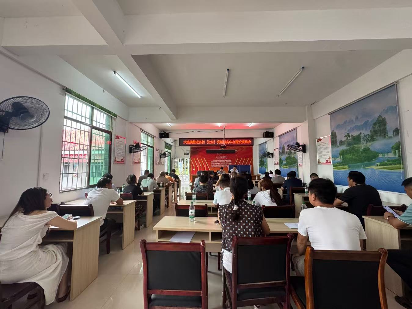 大盛镇组织各村（社区）召开党群服务中心建设提质现场会。李龙辉摄