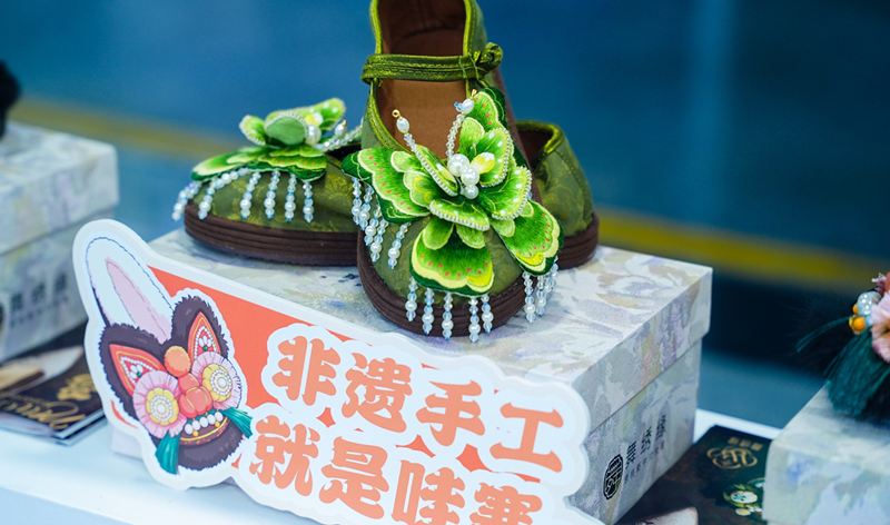 现场参展的手工艺品。湖南省商务厅供图
