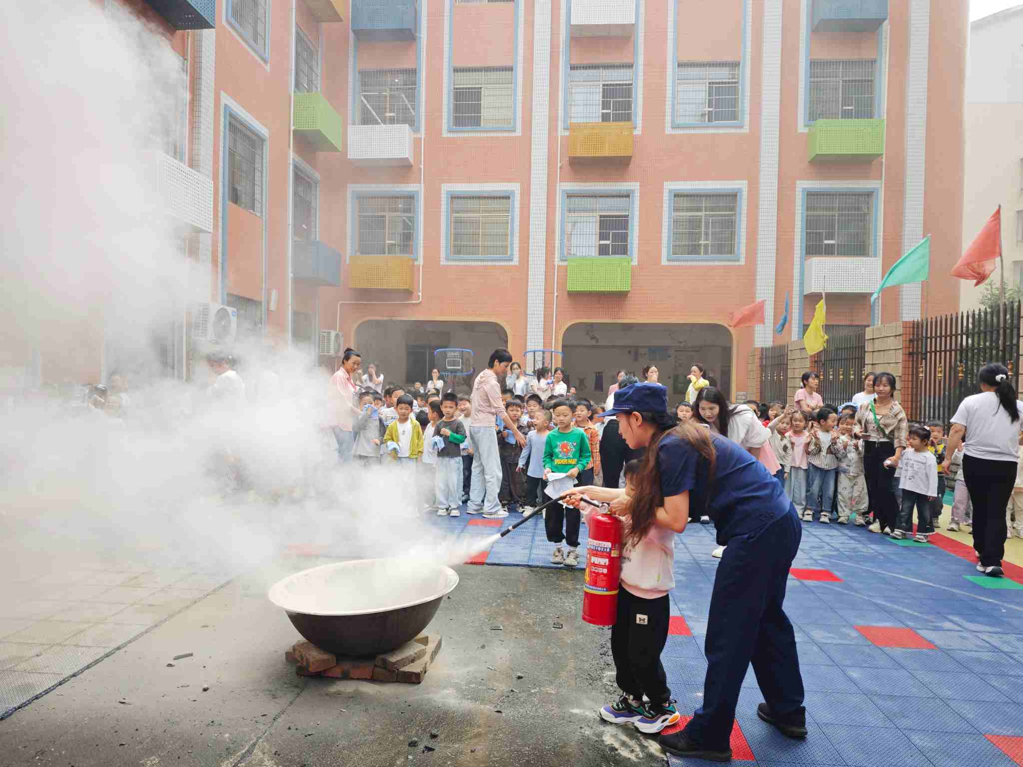 學習正確使用滅火器（單位供圖）