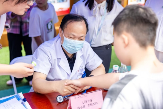 专业医护团队为学生免费检查身体。受访单位供图