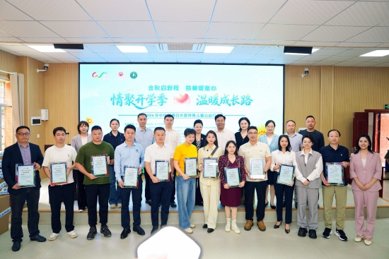 爱心捐赠单位合影留念。受访单位供图