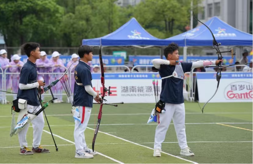 9月3日，U16男子反曲弓70米團體項目決賽現場，由大通湖區第一中學廖玉軍、陳燁、姚涵三人組成的益陽代表隊正在比賽。周帥文攝