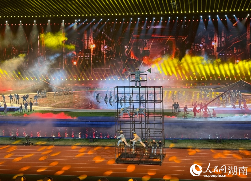 工业主题的文艺表演。人民网记者 刘汕摄