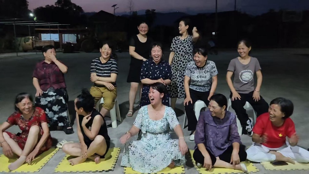 桃溪村婦女夜間在村部聊天談心。受訪單位供圖