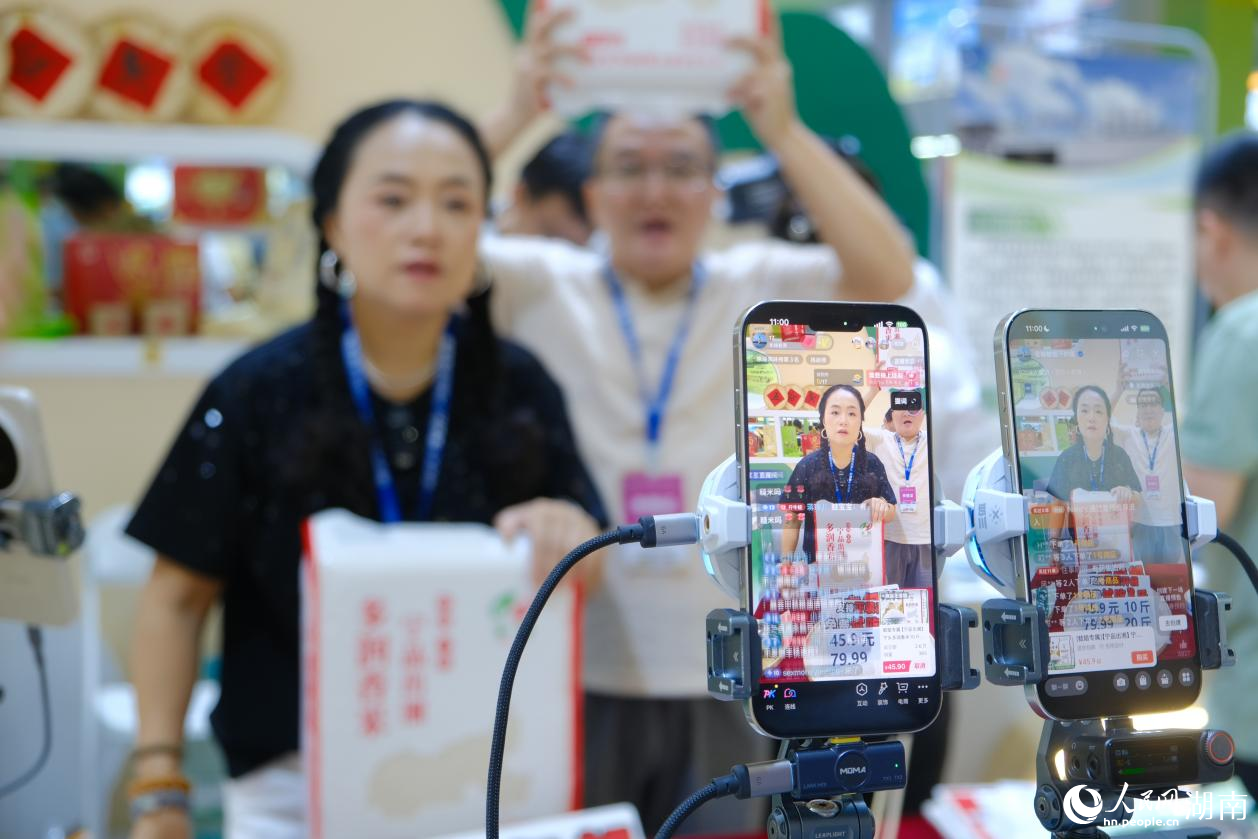 长沙本土主播直播现场。人民网记者 向宇摄