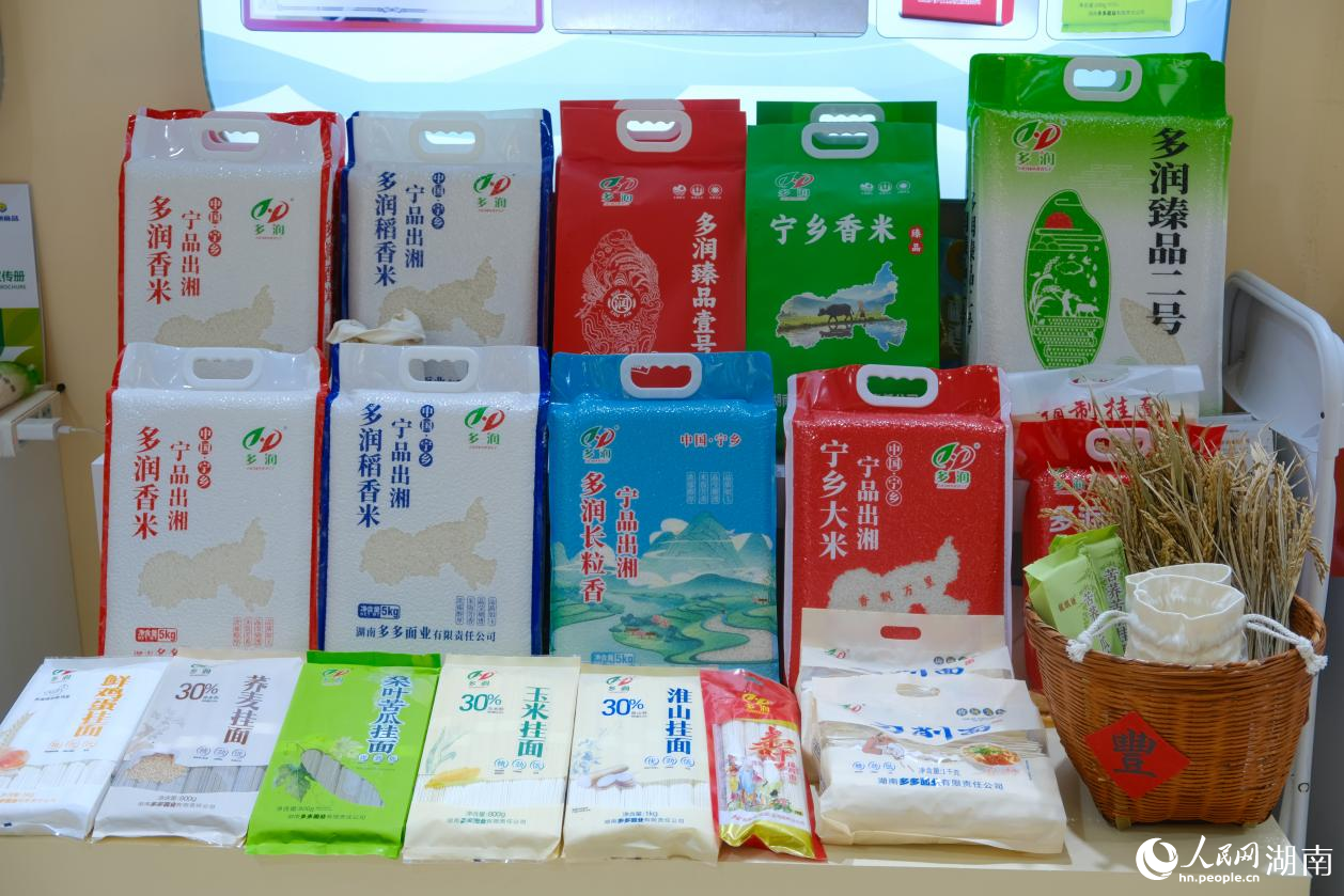 多多面业展台。人民网记者 向宇摄