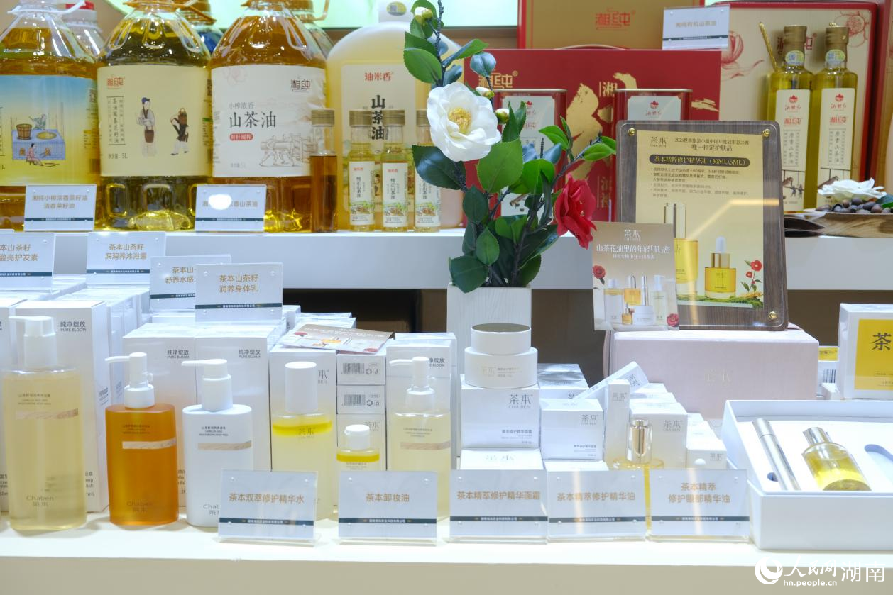 湖南湘纯农业科技有限公司展台推介的产品。人民网记者 向宇摄