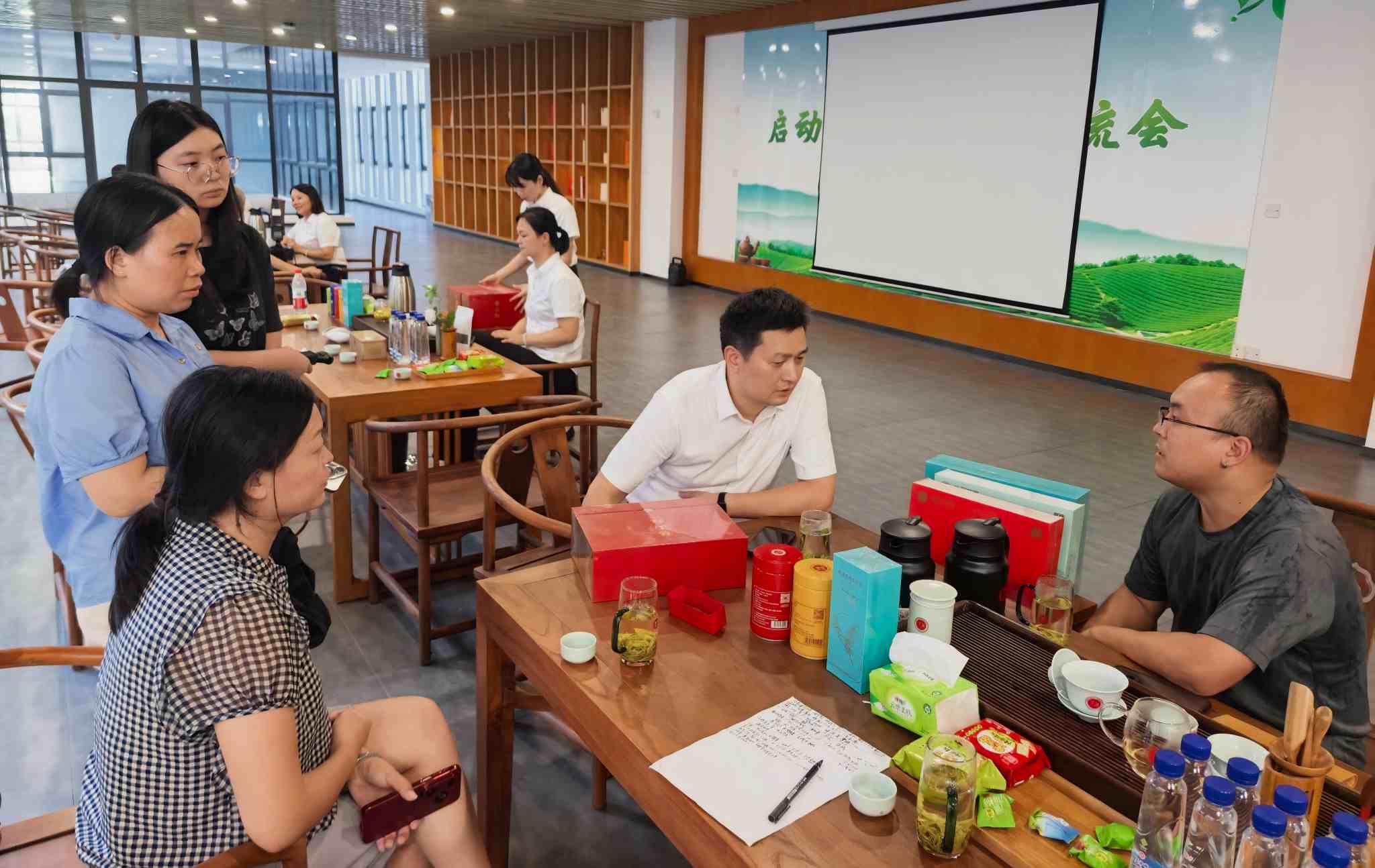 在湖南潇湘茶业有限公司，采风团成员与公司负责人进行交流。单位供图