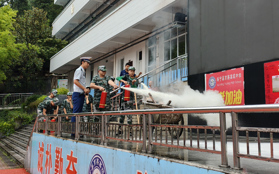 學生學習使用滅火器。受訪單位供圖