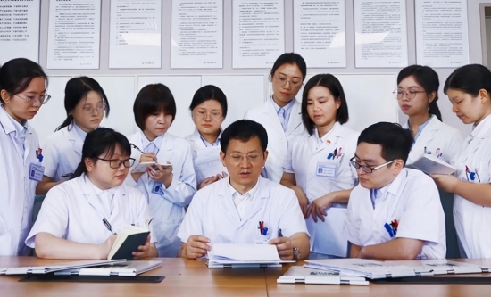 中南大学爱尔眼科研究院师生就疑难病例讨论交流。受访单位供图
