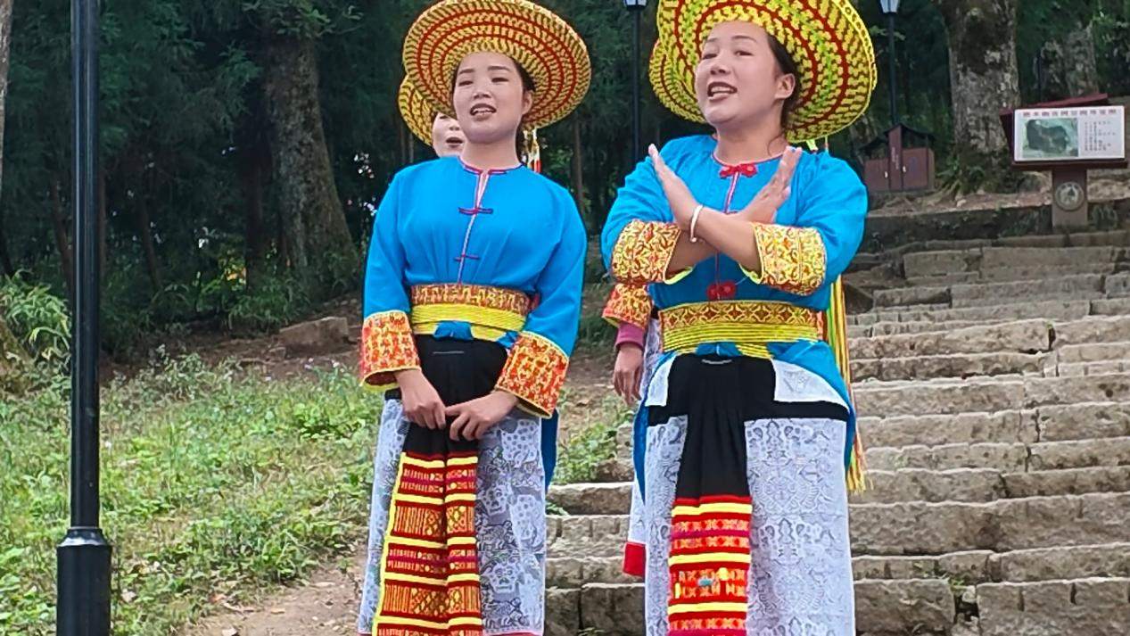 圖為瑤族姑娘唱改編的網絡安全山歌。單位供圖