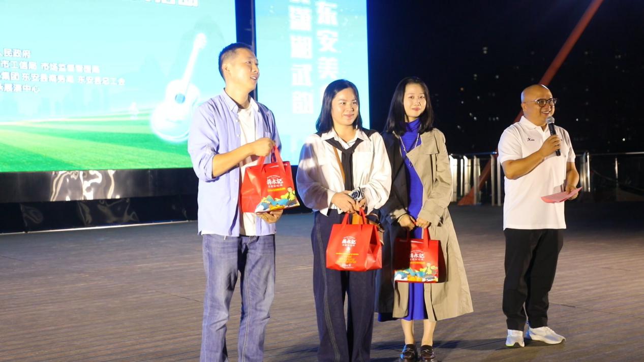 市民們參與有獎問答獲獎領獎合影。唐游光攝