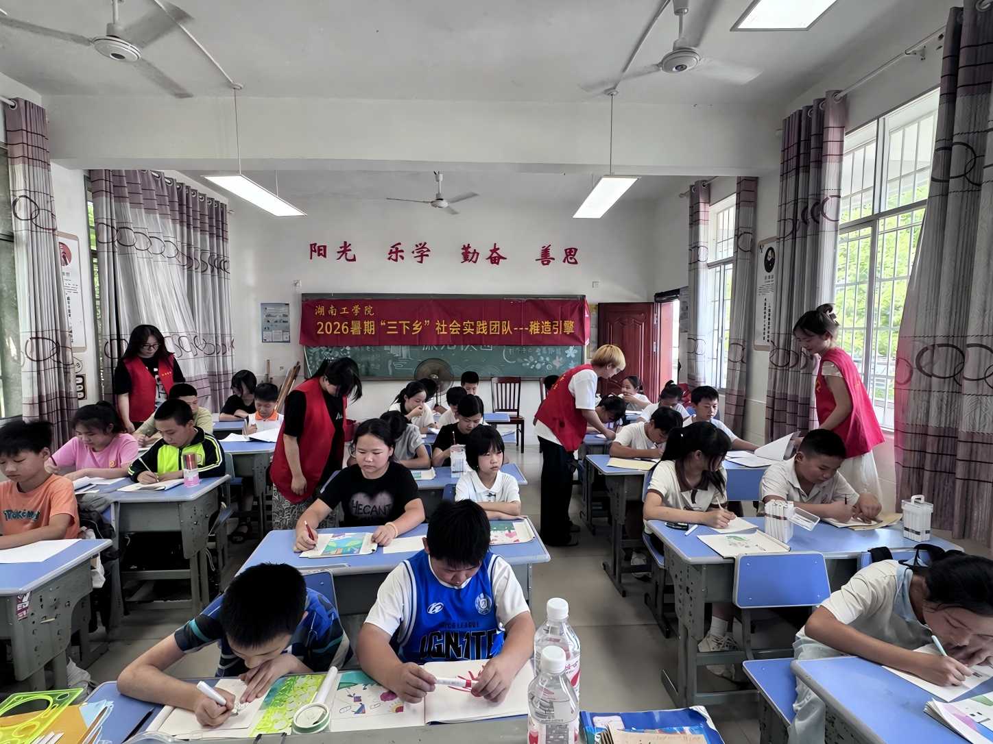 孩子们发挥想象自由创作。单位供图