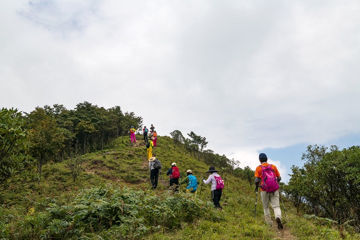 登山徒步愛好者攀爬舜皇山。唐明登攝