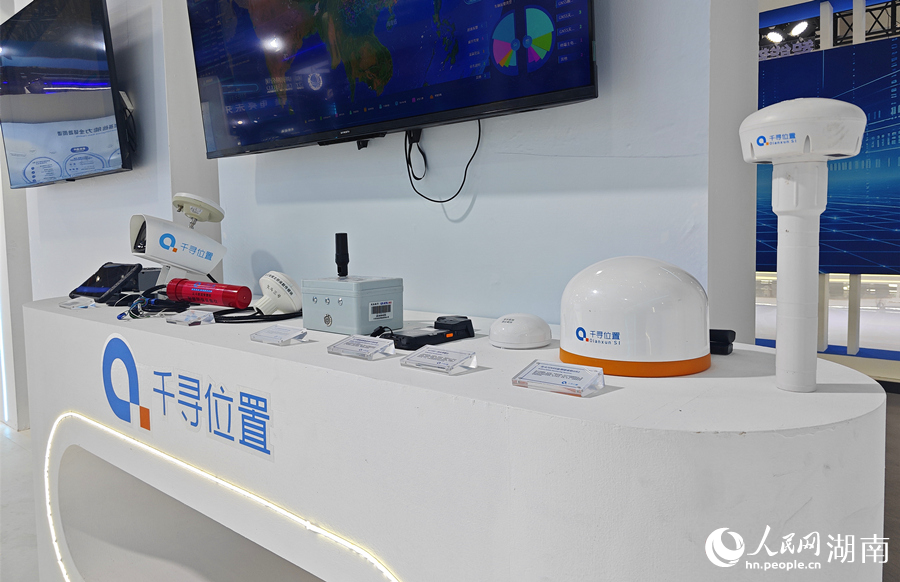 千尋位置在北斗峰會現場展出的產品。人民網記者 劉賓攝