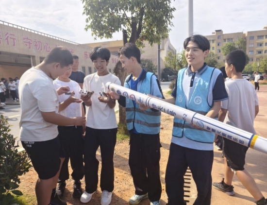 江華瑤族自治縣思源實驗學校學生回收發射后的“夢天一號”科普火箭。余濤攝