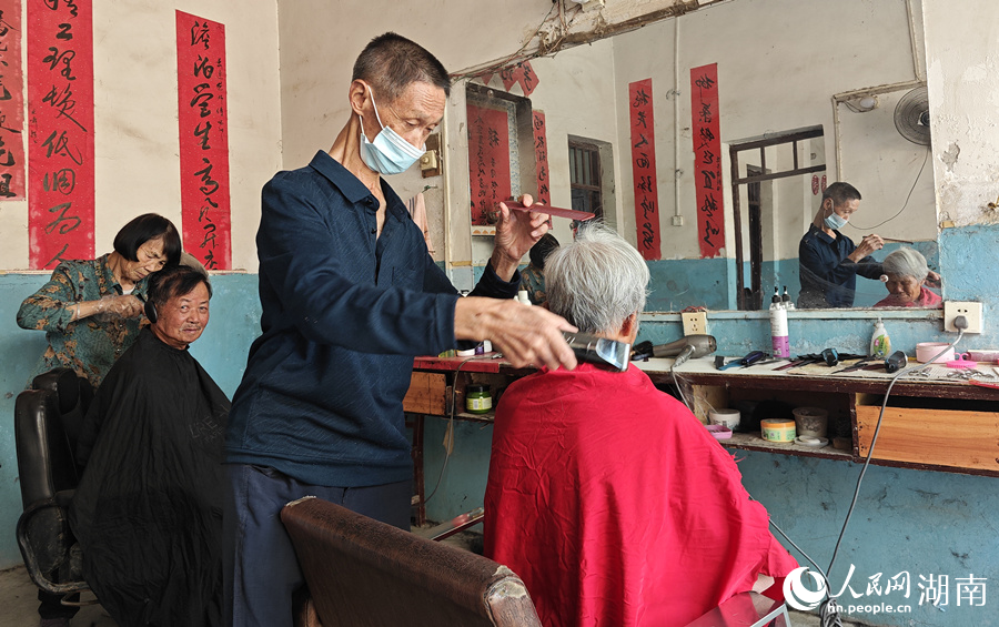 肖连成正在为顾客理发。人民网记者 刘宾摄