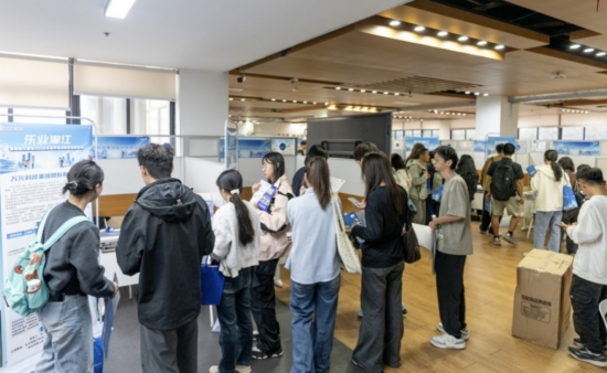 “乐业湘江”成都站现场，万兴科技展位吸引学生关注。受访单位供图