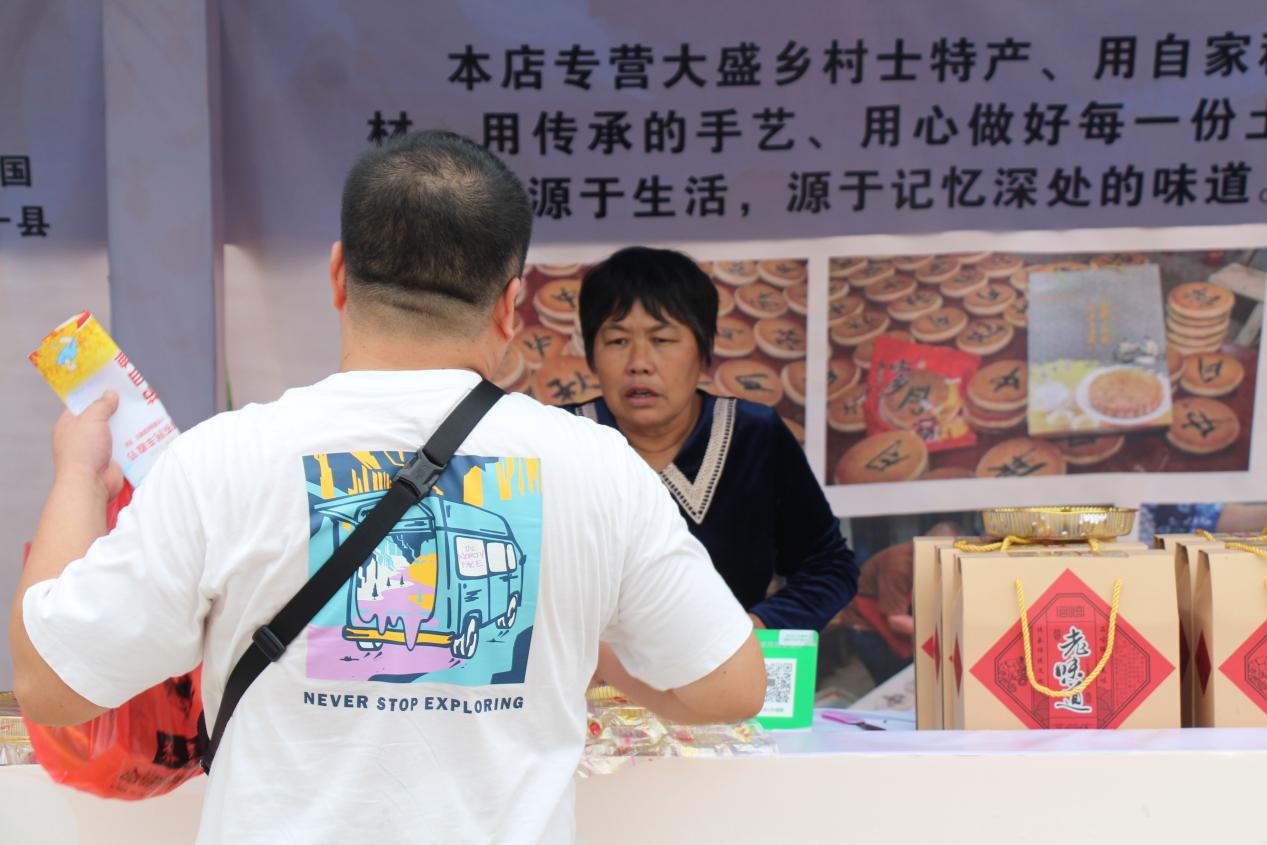 大盛手工月餅深受消費者青睞。唐濤華攝