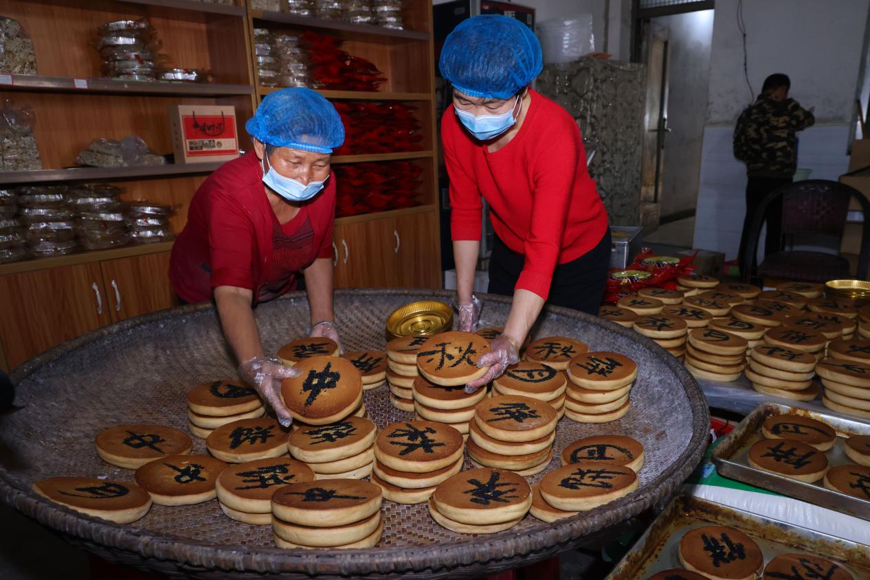工人在包裝成品月餅。雷冬林攝