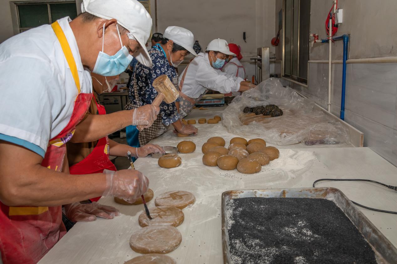 工人正在制作傳統手工月餅。胡賢吉攝
