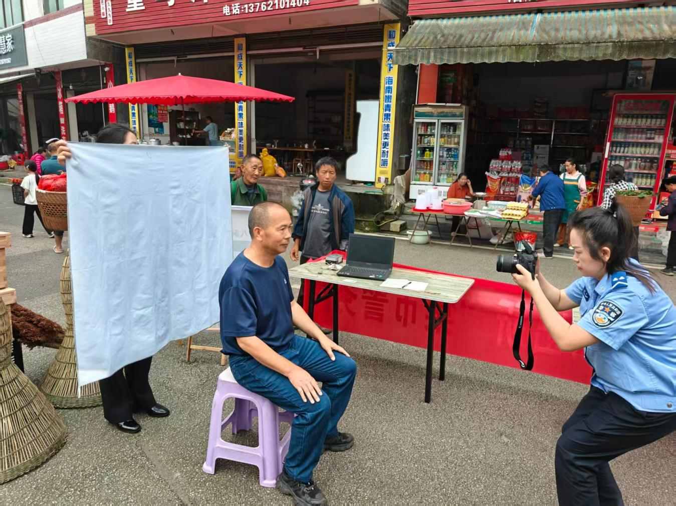 民輔警在集市上為群眾補辦身份証（單位供圖）