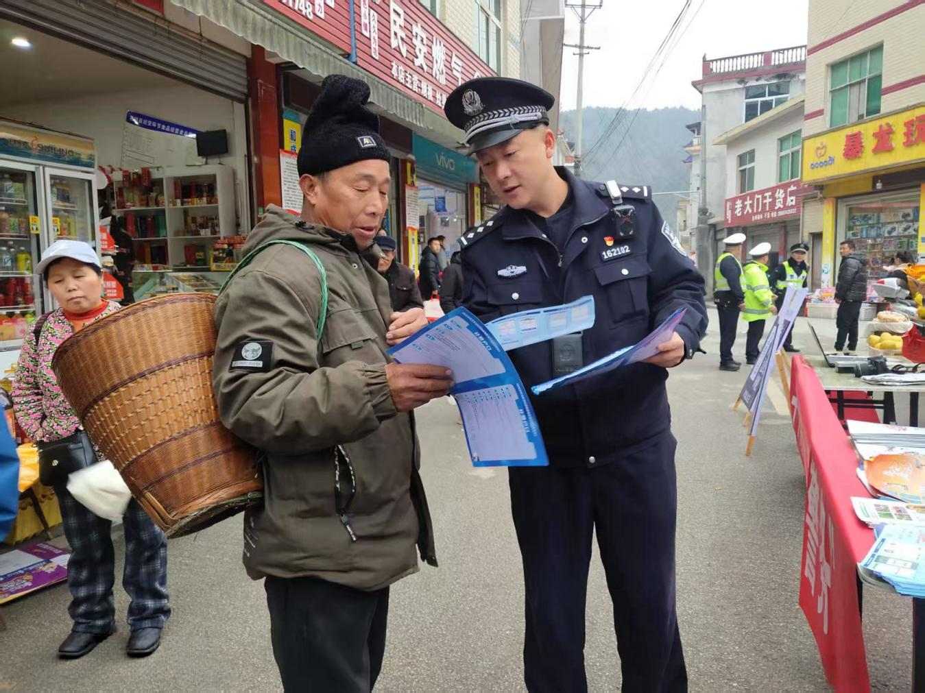 民輔警在集市宣傳防電信網絡詐騙安全知識（單位供圖）