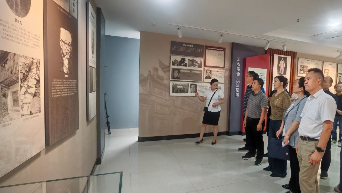 學員參觀邵陽市黨史陳列館。曾國杰攝