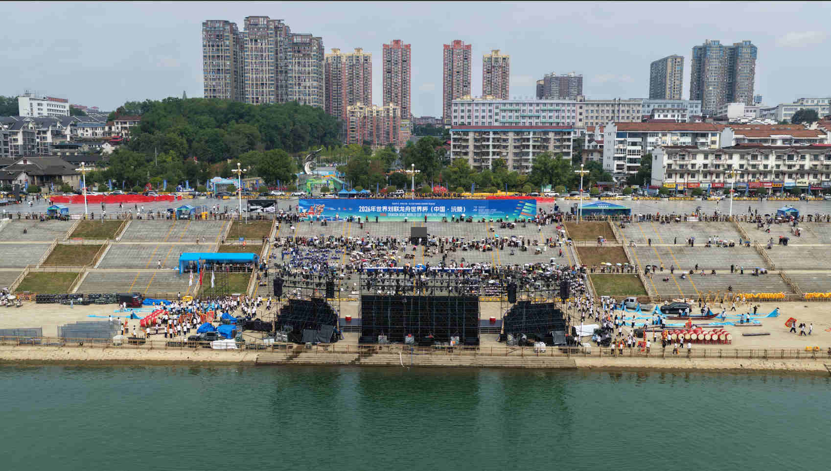 沅江水畔的龍舟廣場。鄧浩然攝