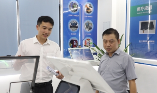 金融工作人員走進湖南威廣駿電子科技有限公司展廳，上門對接企業融資需求。蔣柏順攝